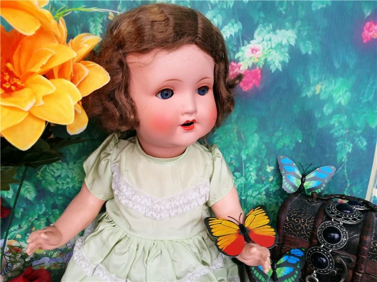 На лесной полянке чудо - на цветочках бантики. Это бабочки расселись, как цветные фантики