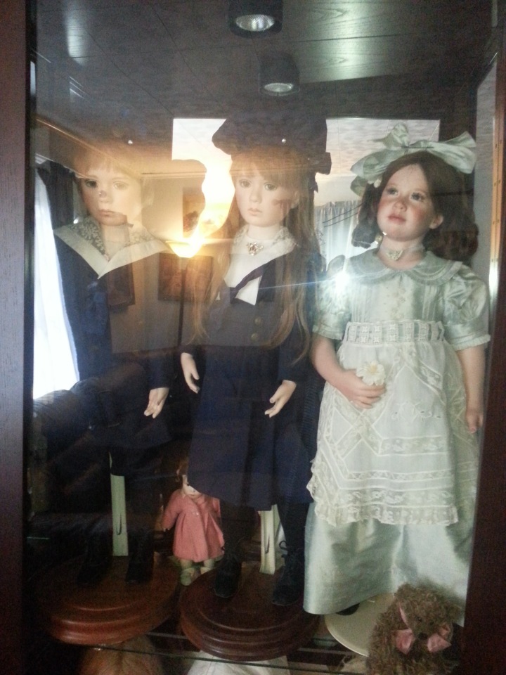 История о том, как я поставила кукол в витрину. Проект "За стеклом"