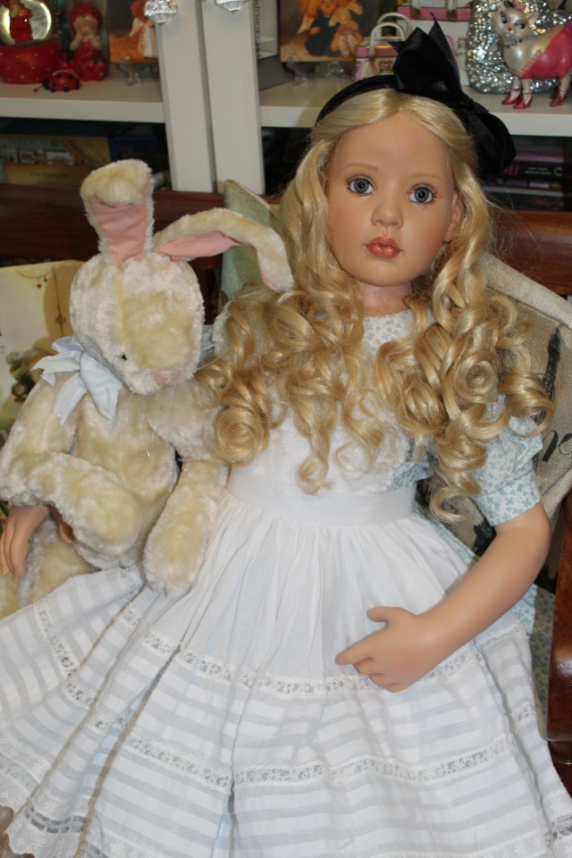 Алиса из Страны Чудес и ее кролик