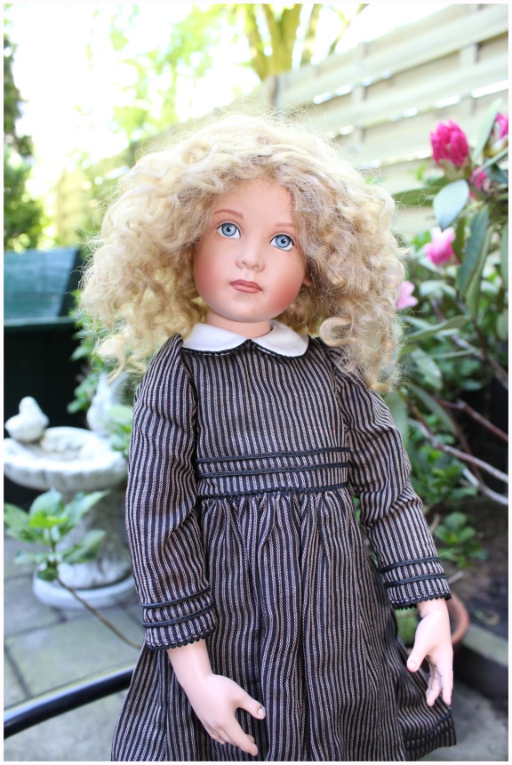 Sonja гуляет в саду. Коллекционная кукла от Helen Kish