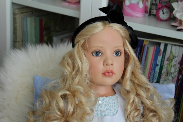 Алиса из Страны Чудес и ее кролик (фото 2)