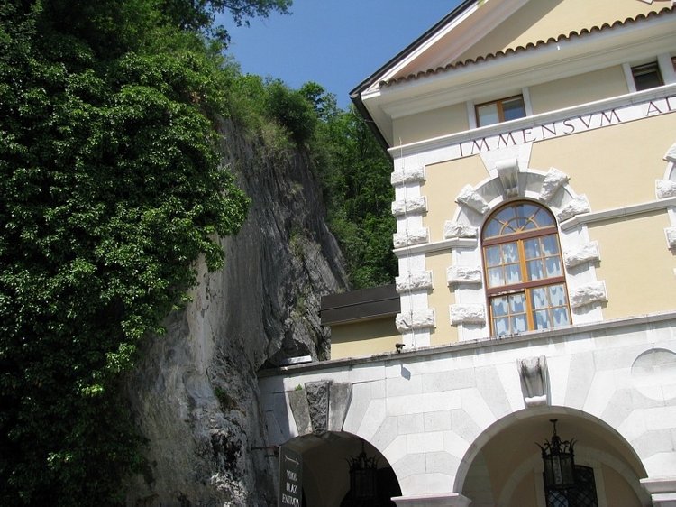 Незабываемая экскурсия по Словении: Постойная Яма и Предъямский замок