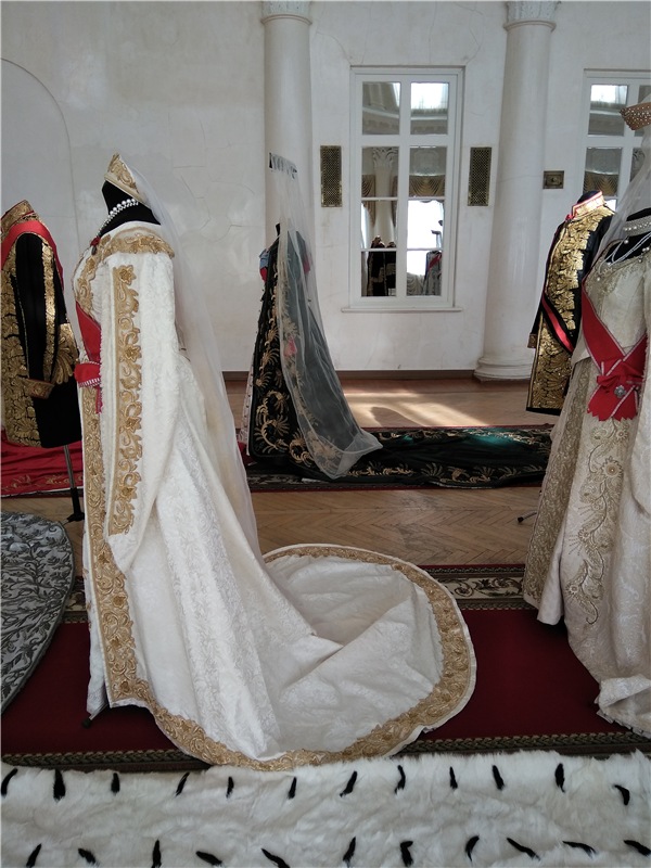 Выставка костюмов к фильму " Матильда"