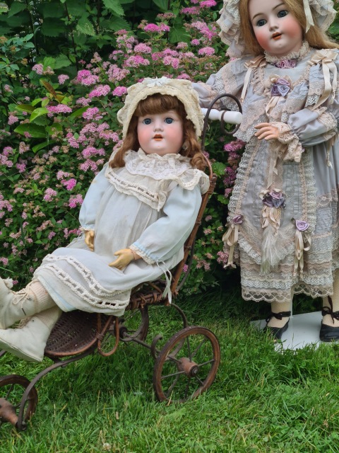 Приглашаем всех на прогулку двух сестричек