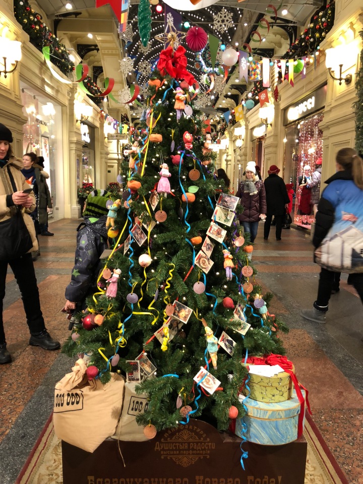Москва предновогодняя... выставка новогодних елок в ГУМе - очень красиво