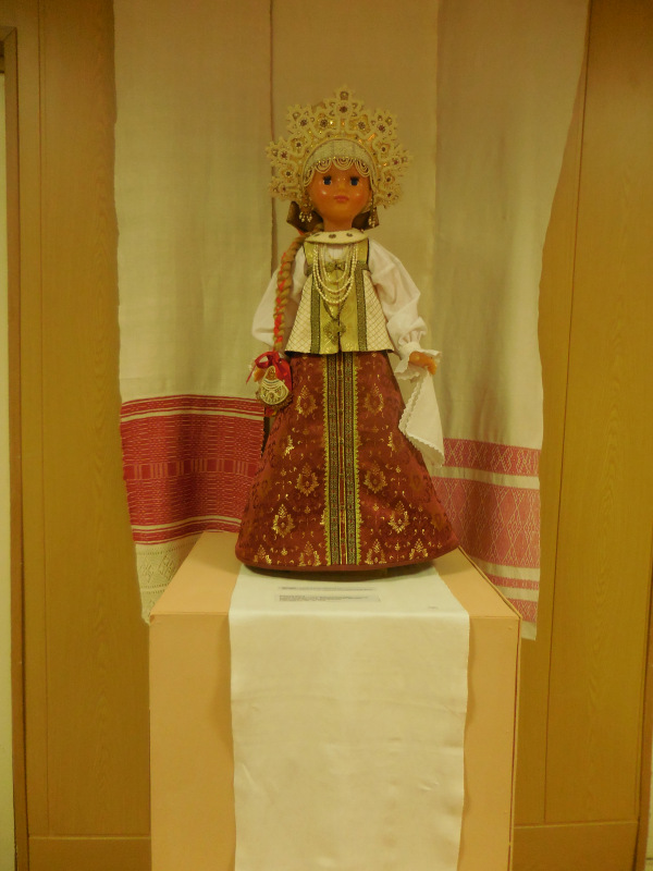 "Девки, жонки и кукольные наряжонки"