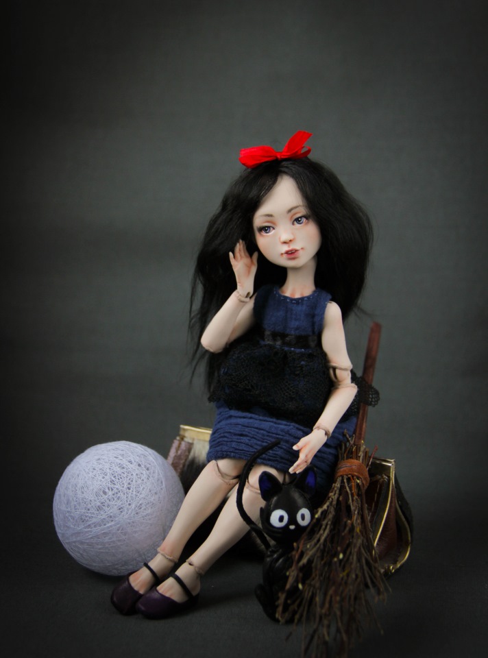 Кики. Маленькая ведьма. (Ведьмина служба доставки). Шарнирная фарфоровая кукла (фото 6)