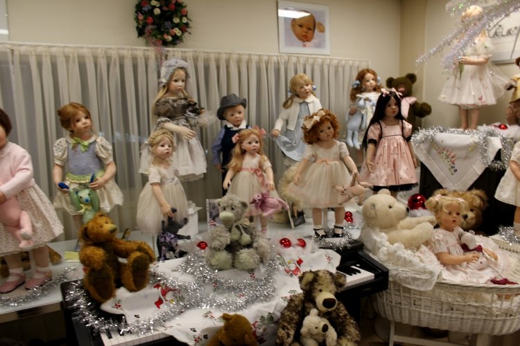 Рождественская встреча в магазине/клубе коллекционных кукол