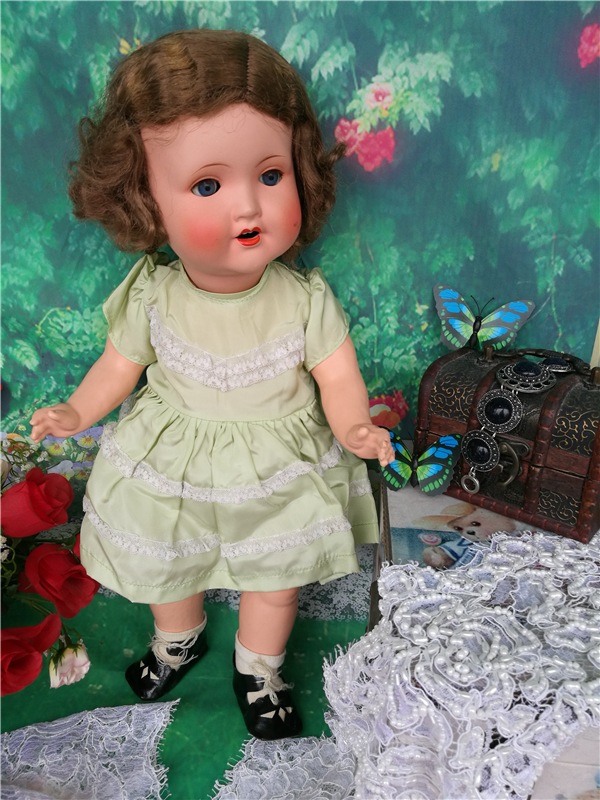 На лесной полянке чудо - на цветочках бантики. Это бабочки расселись, как цветные фантики