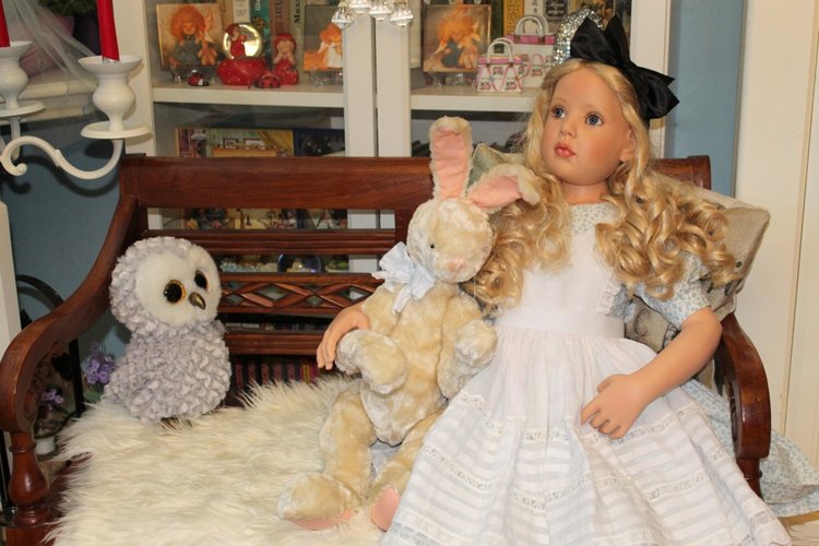 Алиса из Страны Чудес и ее кролик