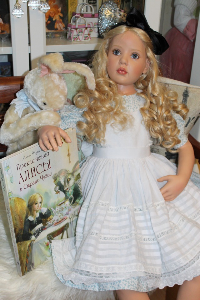 Алиса из Страны Чудес и ее кролик