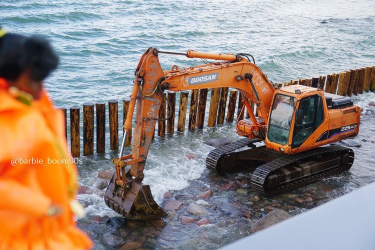 Осеннее лоскутное одеяло: море, футбол, экскаватор и вязаные куклы (фото 4)