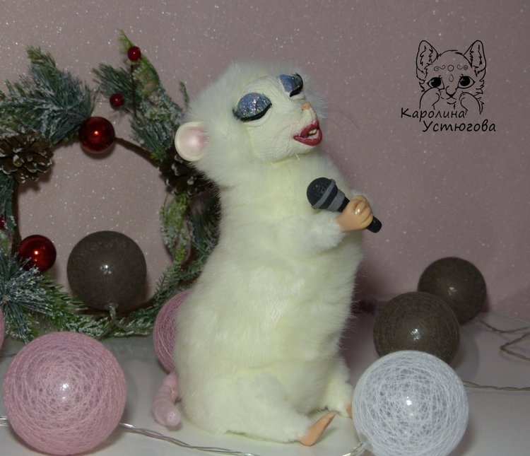 С новым годом! Вас поздравит от всей души... Певица Крыса