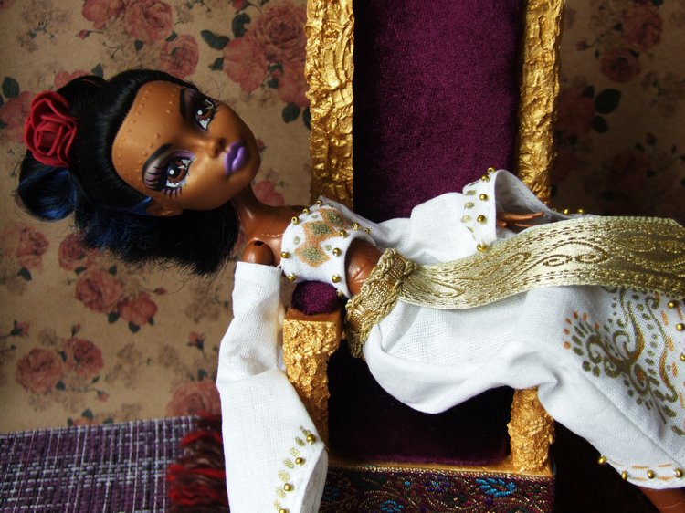 У ног царицы Розы — Мебель для кукол и домиков: фото (фото 10)