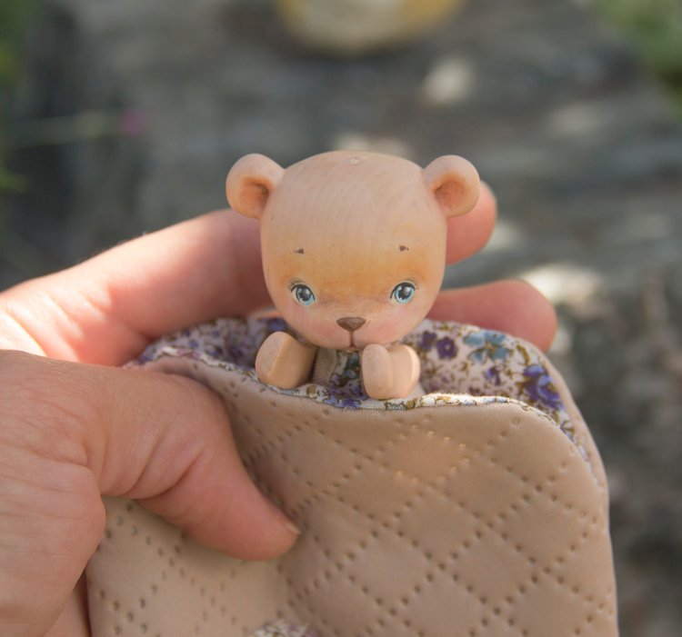 Мишка девочка с глазами из самого синего льда (вырезана из кедра, пахнет медом) (фото 9)