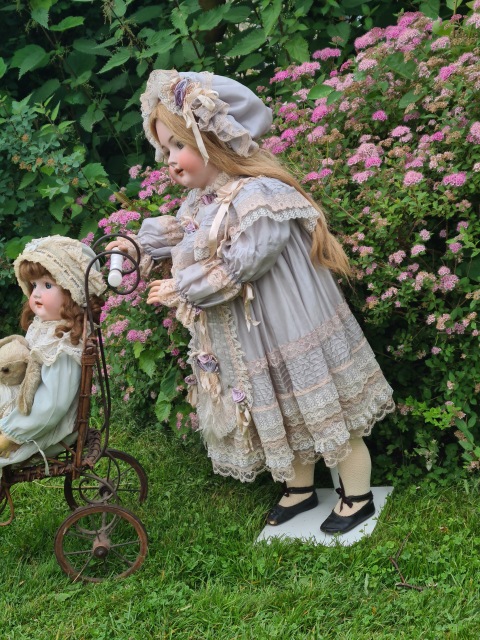 Приглашаем всех на прогулку двух сестричек