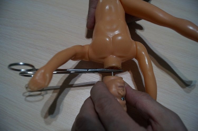 Третья выписка декабря. Ещё одна ёлочка здорова! Как починить шейное крепление кукломужчины (мои ошибки и способы их