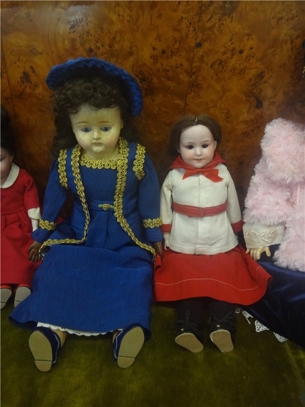 Выставка " Лабиринты кукольной жизни"