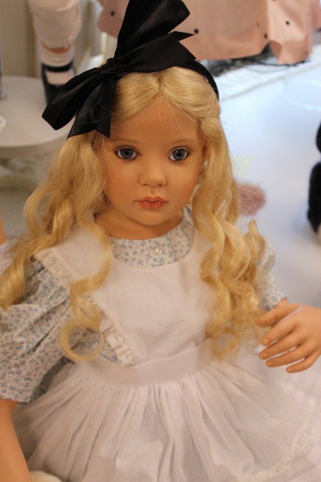 Встреча коллекционеров в магазине. Выбор кукол из новой коллекции Гюнзел. Часть первая - Алиса. ОПРОСНИК