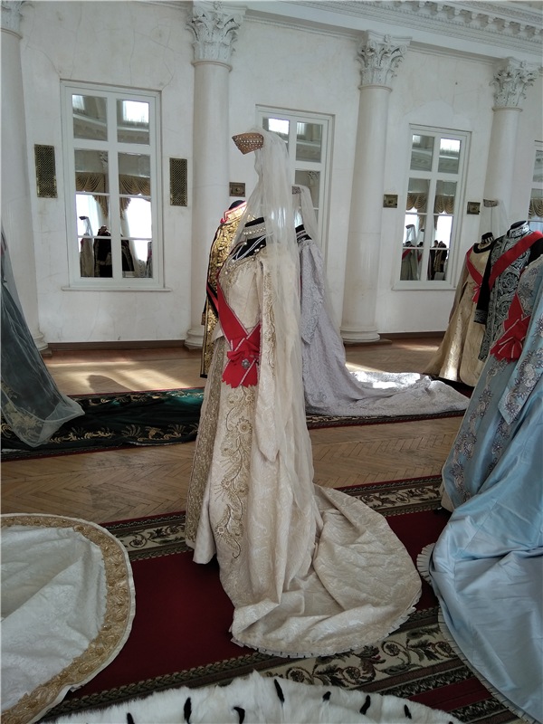 Выставка костюмов к фильму " Матильда"