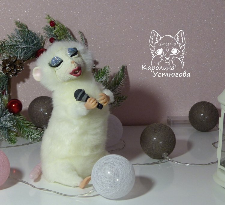 С новым годом! Вас поздравит от всей души... Певица Крыса
