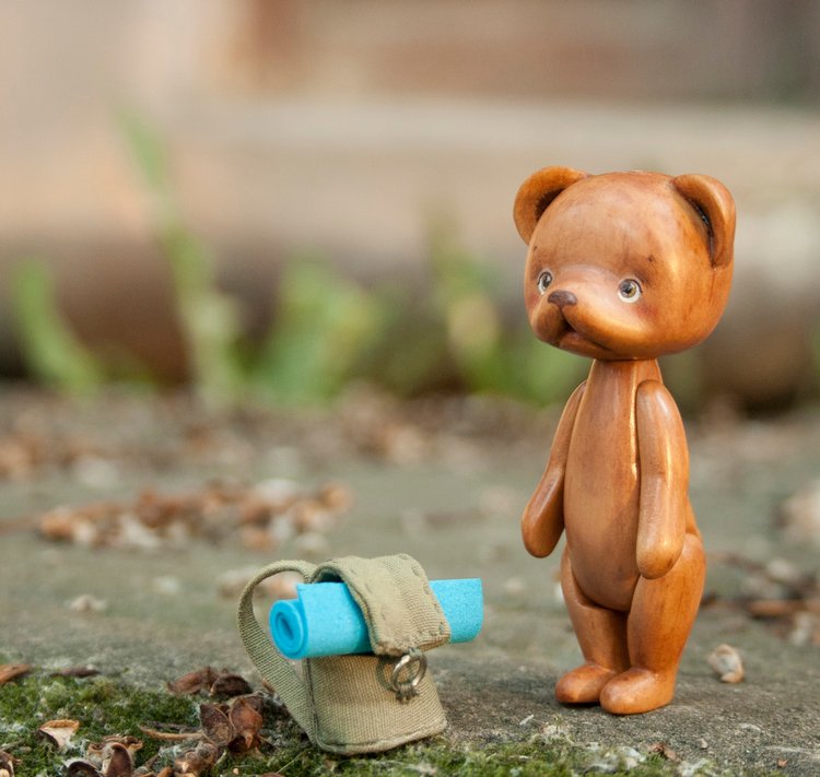 Деревянный мишка путешественник