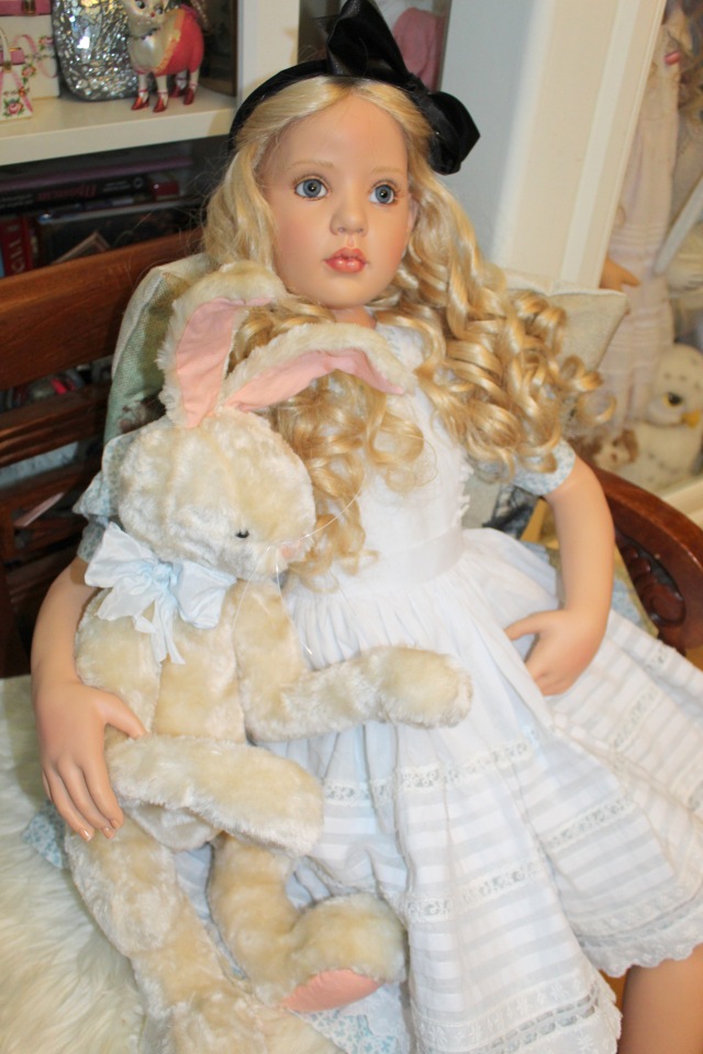 Алиса из Страны Чудес и ее кролик