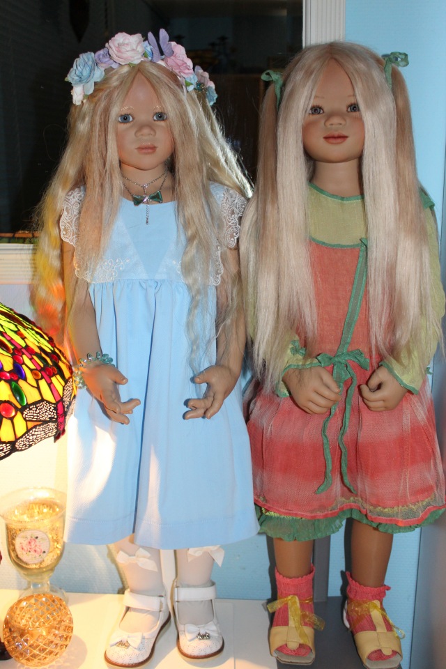 Две блистательные блондиночки, Нандини и Сарай