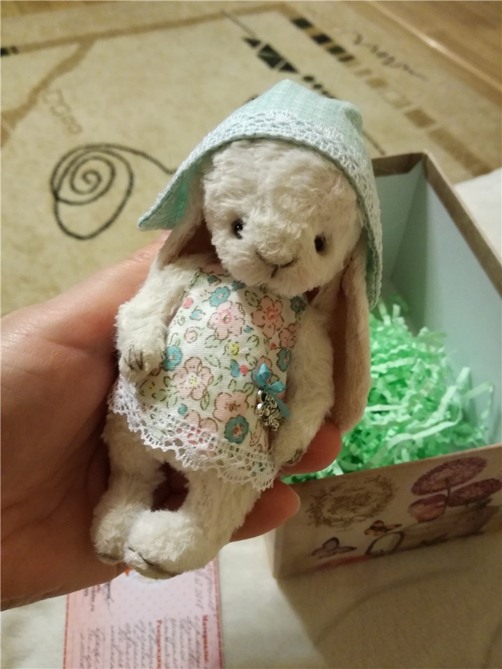 Снегири прилетели и Крошка на ладошке