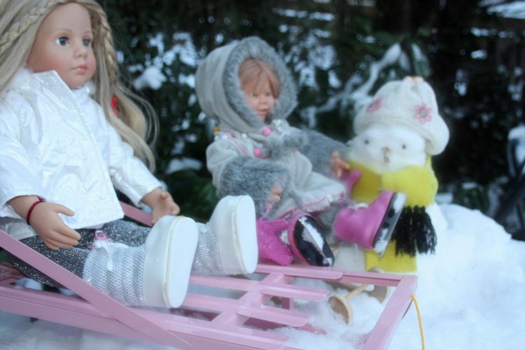 Снежные забавы Кети и Рози. Провожаем зиму