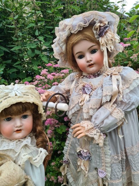 Приглашаем всех на прогулку двух сестричек