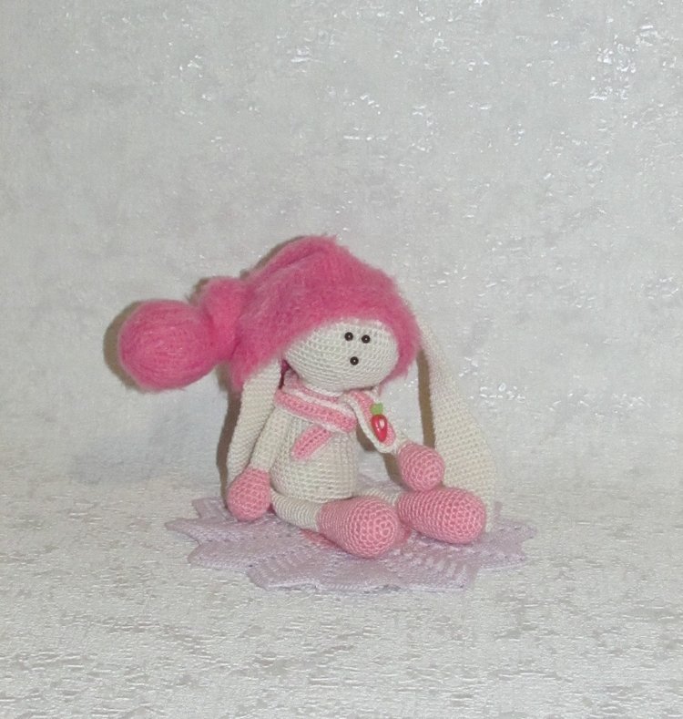 Авторская вязаная игрушка (амигуруми): Зая - недотрога (фото 5)