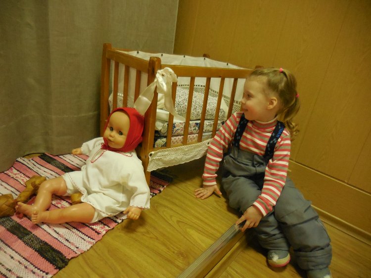 "Девки, жонки и кукольные наряжонки"