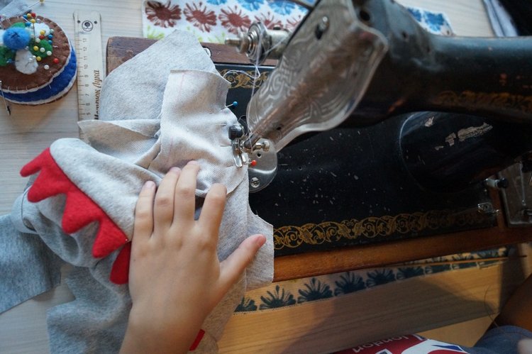 Агаша шьёт для Басика. Толстовка Дракоша