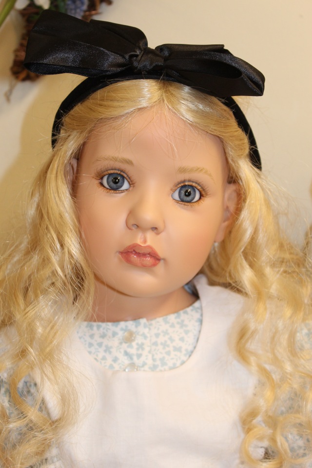 Встреча коллекционеров в магазине. Выбор кукол из новой коллекции Гюнзел. Часть первая - Алиса. ОПРОСНИК (фото 7)