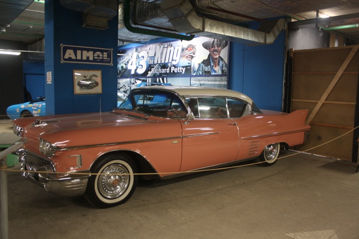 Петербург: выставка ретро автомобилей