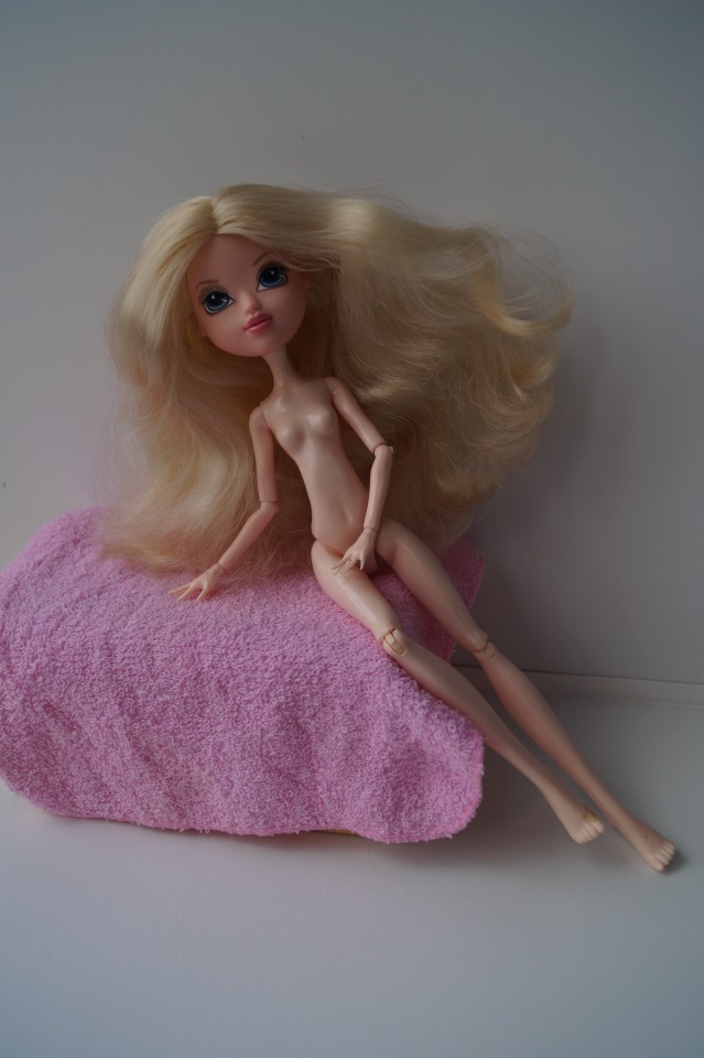 Вторая выписка ноября. Как поставить куклу на ножки, если их нет. Соединяю туловище и голову. У нас и пирамидки лечатся