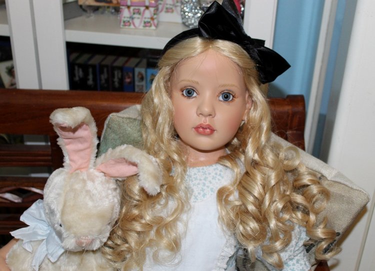 Алиса из Страны Чудес и ее кролик