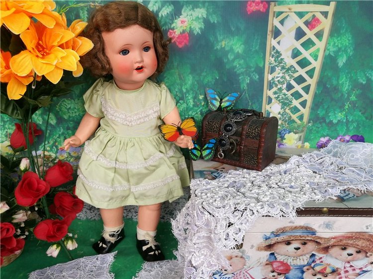 На лесной полянке чудо - на цветочках бантики. Это бабочки расселись, как цветные фантики