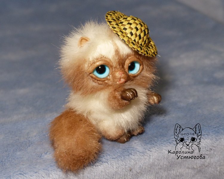 Котенок в шляпе — Игрушки в смешанной технике (мех и глина): Арт