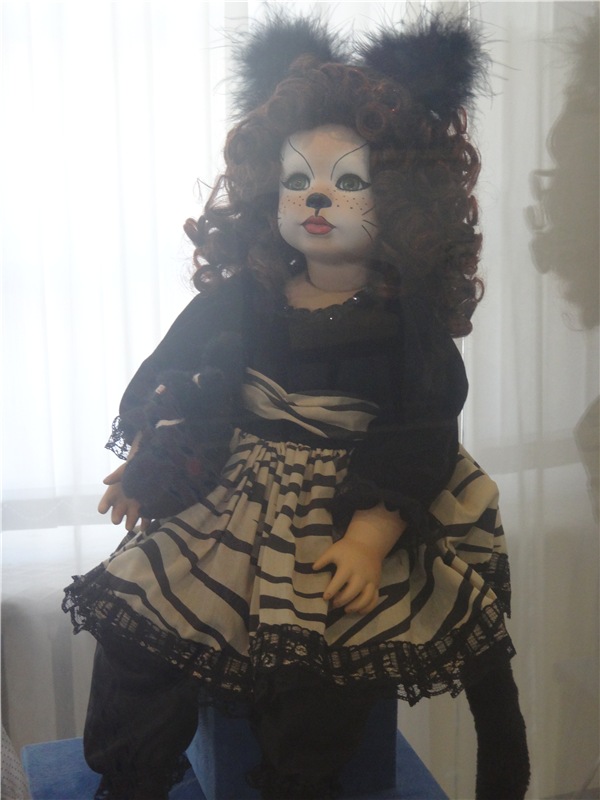 Выставка " Лабиринты кукольной жизни"