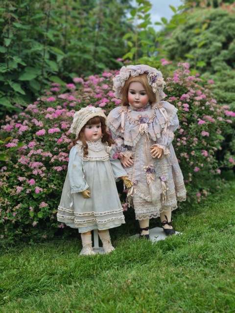 Приглашаем всех на прогулку двух сестричек