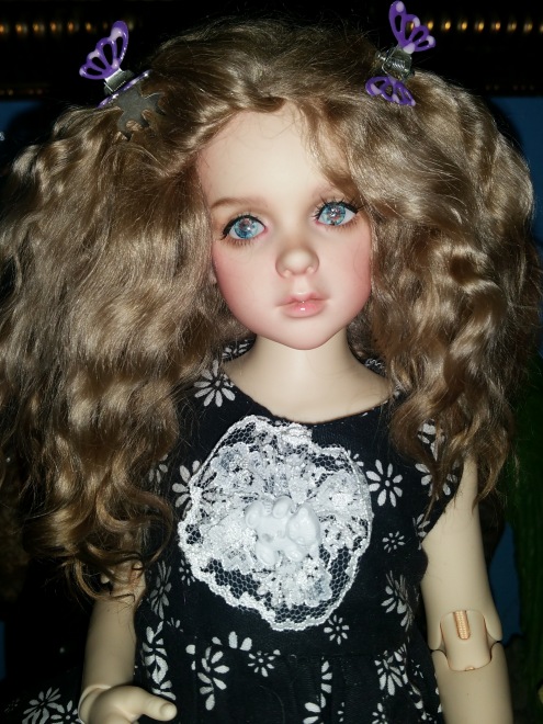 В поисках образа. Розочка примеряет парички. Опросник