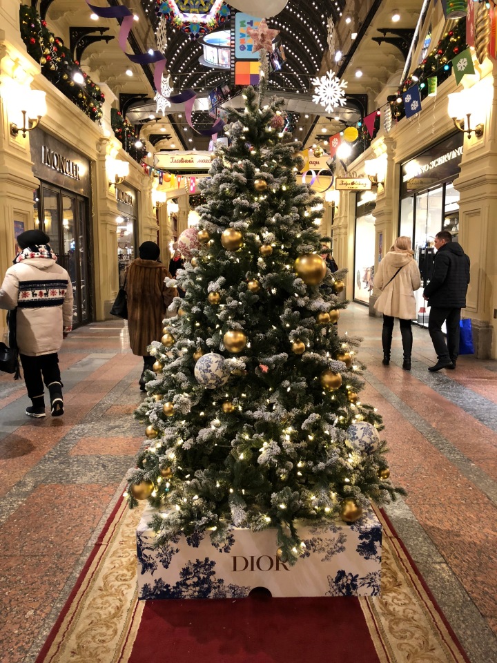 Москва предновогодняя... выставка новогодних елок в ГУМе - очень красиво