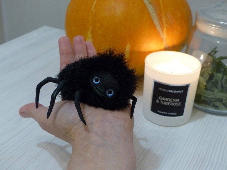 Halloween и маленькие паучки
