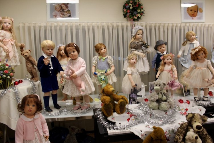 Рождественская встреча в магазине/клубе коллекционных кукол