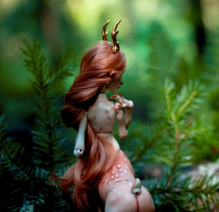 Фарфоровая шарнирная оленедевочка Торн