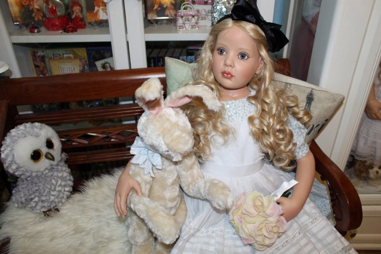 Алиса из Страны Чудес и ее кролик