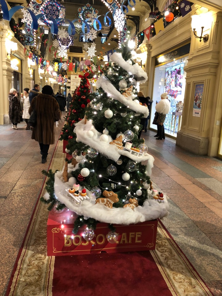 Москва предновогодняя... выставка новогодних елок в ГУМе - очень красиво