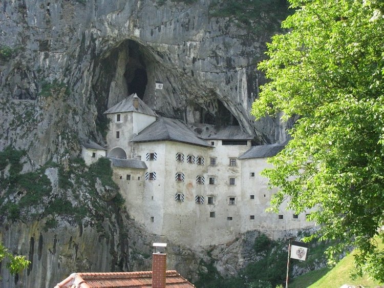 Незабываемая экскурсия по Словении: Постойная Яма и Предъямский замок